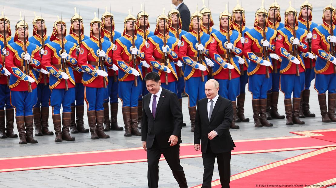 Presidente da Mongólia, Ukhnaagiin Khurelsukh, caminha ao lado do presidente russo Vladimir Putin