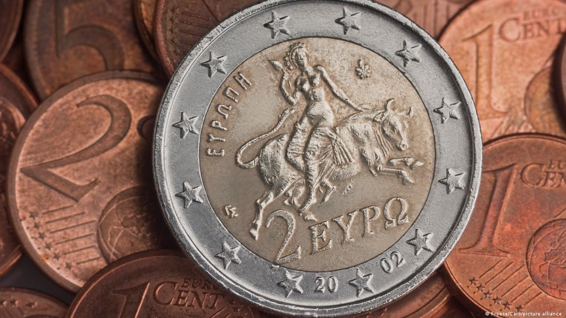 Moeda de 2 euros com símbolo grego