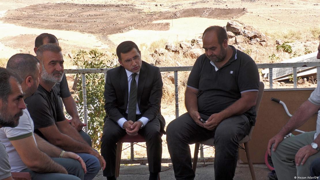 Baba Arif Duran, evinin balkonunda taziye için gelenlerle birlike oturuyor 