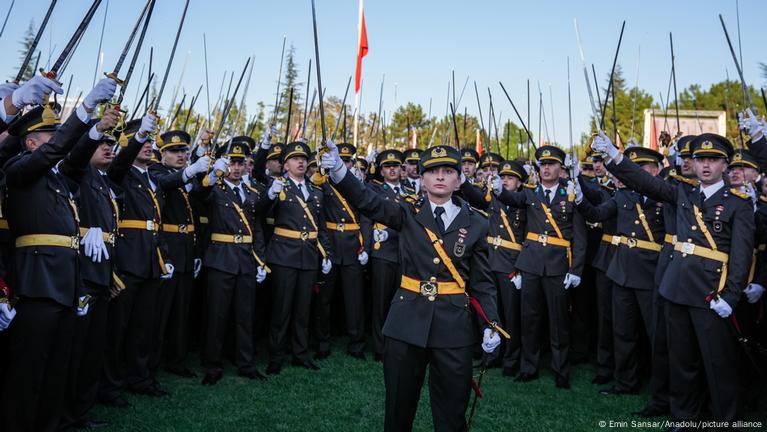 10 soruda teğmenlerin yemin krizi – DW – 19.11.2024