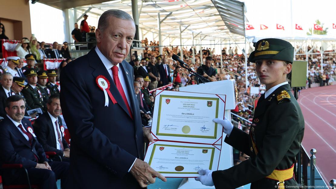 Ebru Eroğlu diplomasını Cumhurbaşkanı Recep Tayyip Erdoğan'ın elinden aldı