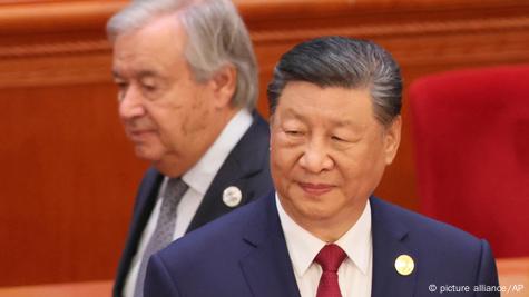 Forum sino-africain: Portrait du président chinois Xi Jinping avec en arrière-plan le secrétaire-général de l'Onu, António Guterres