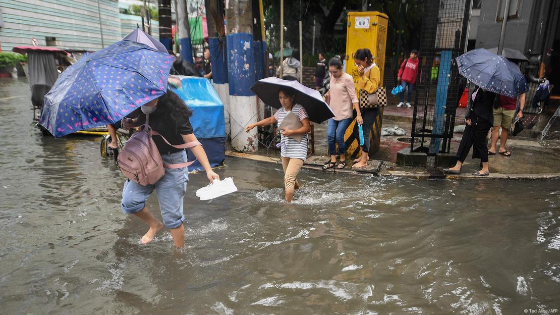 Sular altında kalan bir caddede, karşıya geçmeye çalışan yayalar - (05.09.2024 / Manila-Filipinler)