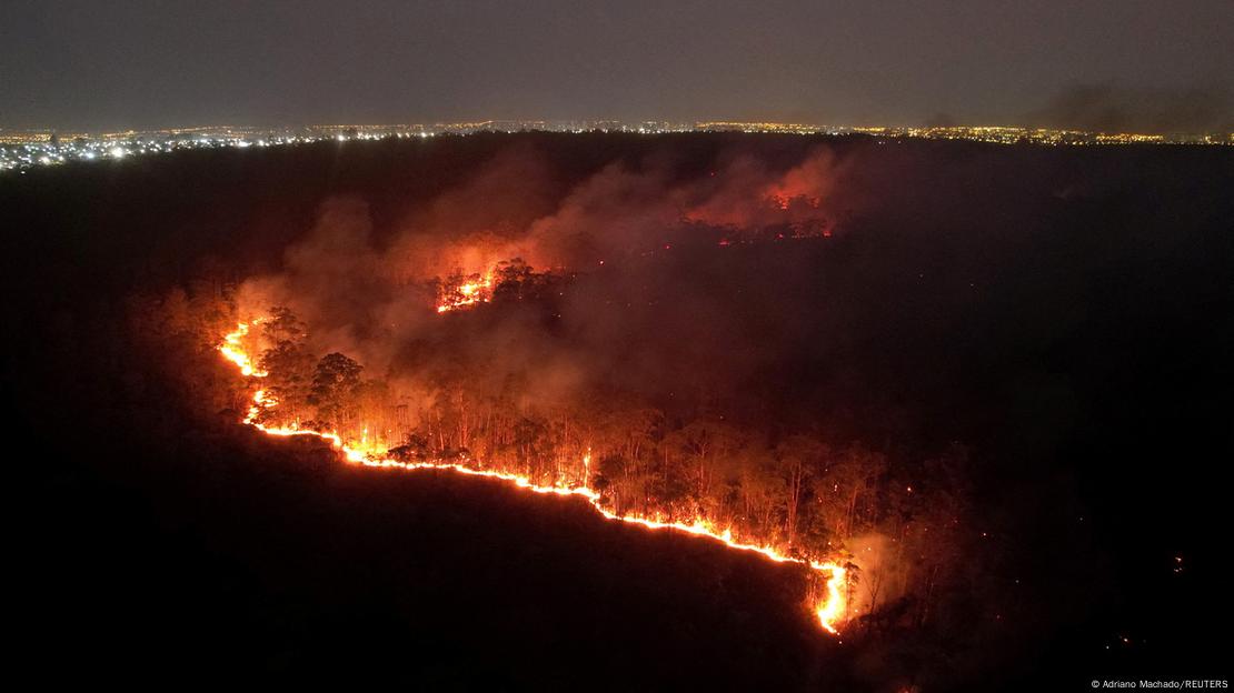 Incêndio em área florestal de Brasília. Imagem aérea mostra fogo nas árvores, à noite 