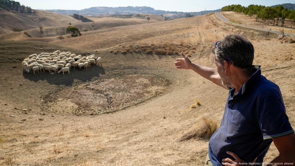 Izgleda kao pustinja, ali to je zemlja jednog farmera na Siciliji: ono što je nekada bilo pojilište za njegove ovce, sada je samo jama puna peska