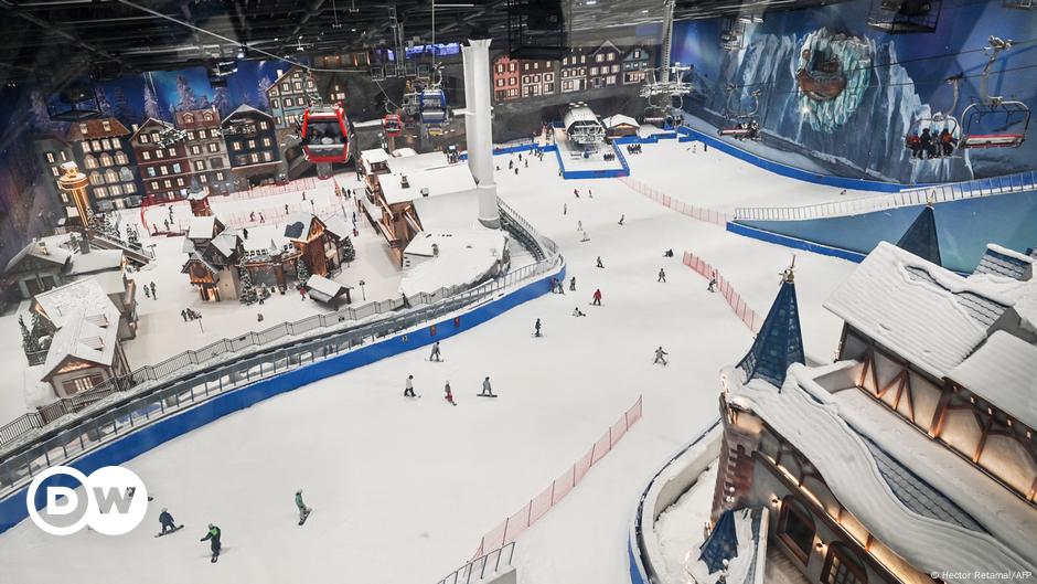 China: World’s largest indoor ski resort opens in Shanghai – DW – 09/06/2024