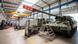 Zwei Panzerhaubitzen stehen in einer Produktionshalle von Rheinmetall Zwei Panzerhaubitzen stehen in einer Produktionshalle von Rheinmetall
