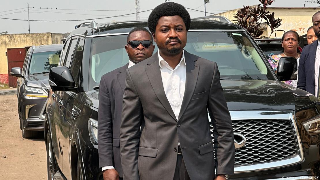 Constant Mutamba à Kinshasa, escorté par ses agents de sécurité
