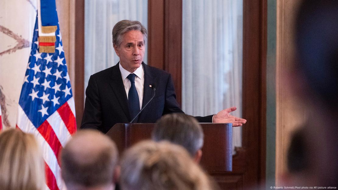 Außenminister Antony Blinken bei einer Pressekonferenz am Rednerpult vor der US-Fahne 