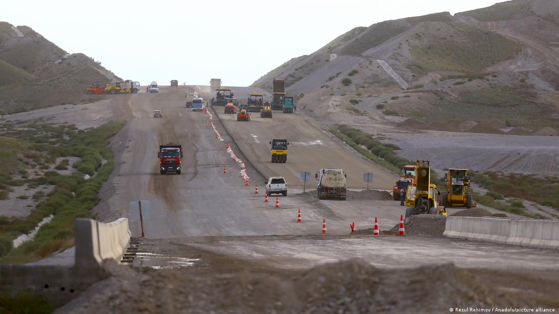 阿塞拜疆境内通往赞格祖尔走廊的公路和铁路建设正在进行中。
