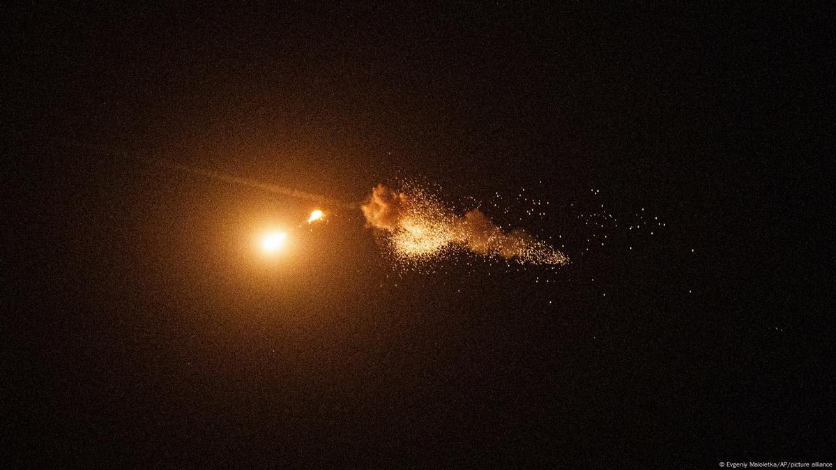 На Київщині уламки "шахеда" влучили в п'ятиповерхівку – DW – 21.10.2024