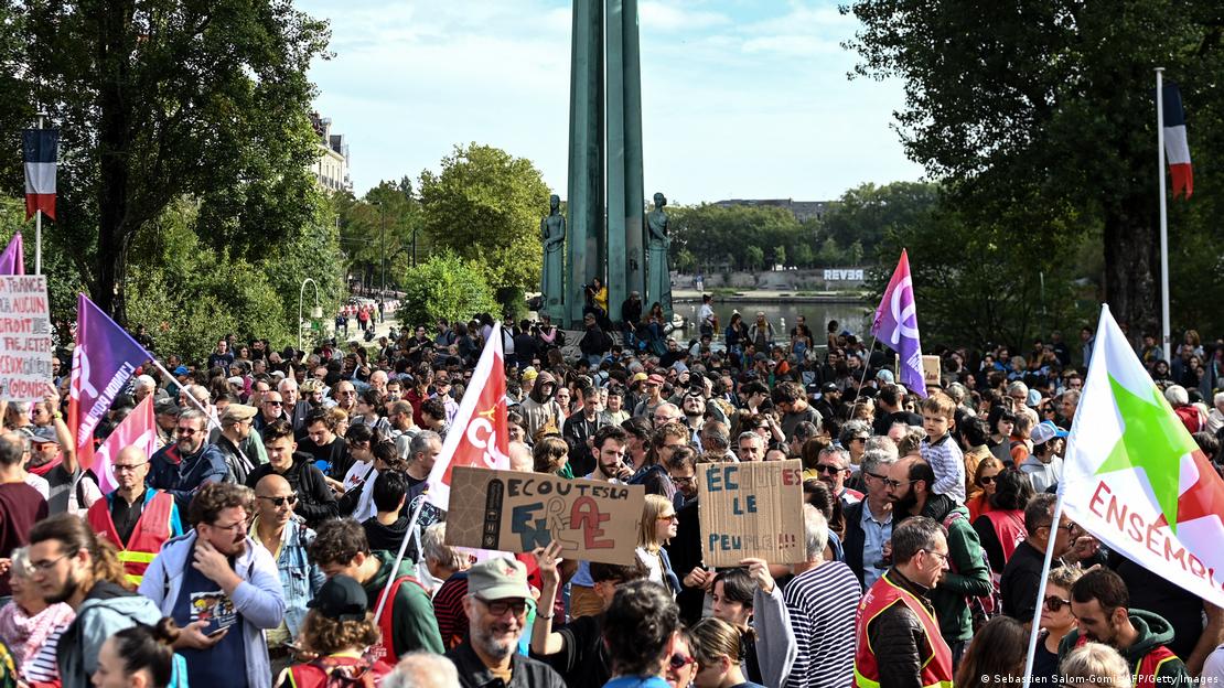 بائیں بازو کے حامی حکومت کے ایک فیصلے کے خلاف مظاہرہ کرتے ہوئے