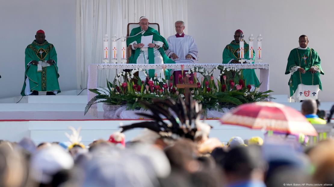 Papst Franziskus zelebriert einen Gottesdienst in Port Moresby