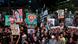 Manifestantes anti-governo exibem cartazes de reféns em Tel Aviv Manifestantes anti-governo exibem cartazes de reféns em Tel Aviv