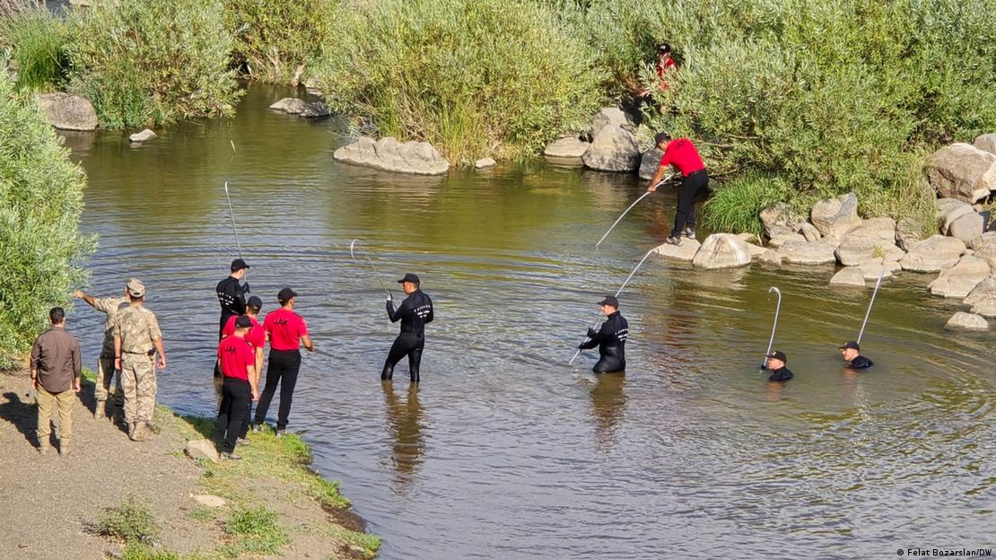 Narin'in cesedinin bulunduğu Eğertutmaz Deresi'nde görevliler arama yapıyor