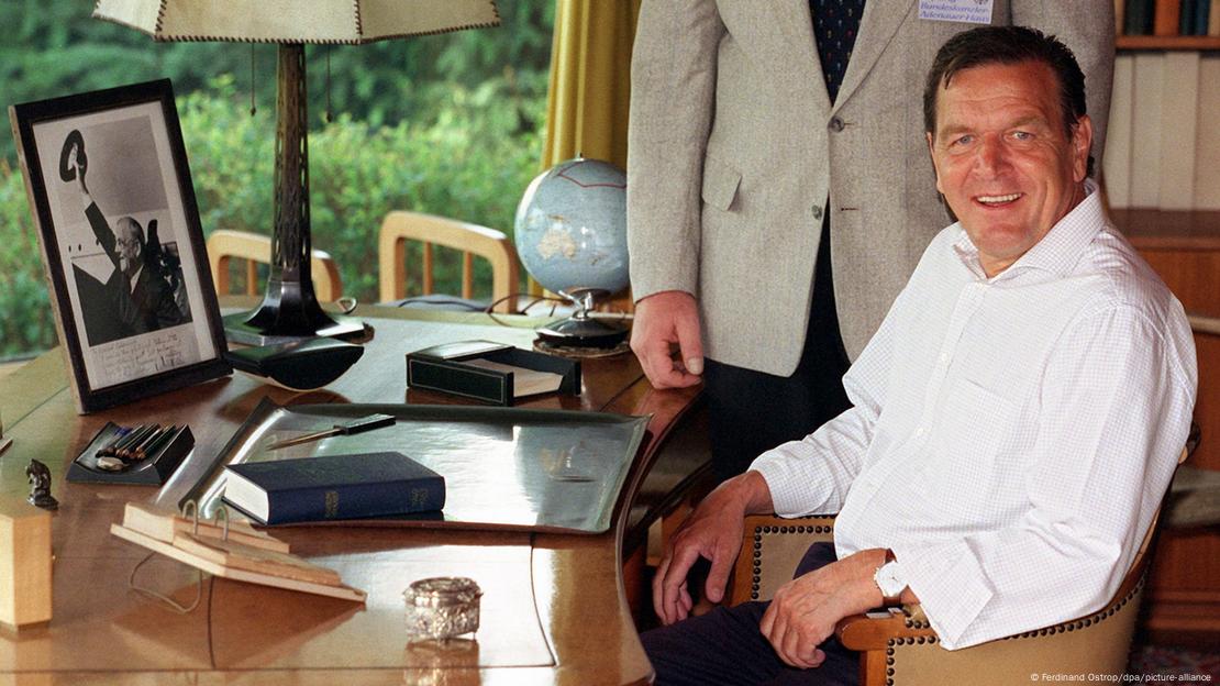 Schröder në "Konrad-Adenauer-Haus" - në tavolinë duke qeshur para kameras