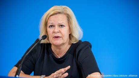 Bundesinnenministerin Nancy Faeser hat vorübergehende Kontrollen an allen deutschen Landgrenzen angeordnet.