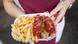 El currywurst es a menudo servido como tentempié acompañado de patatas fritas y es un clásico de la cocina urbana en Alemania. El currywurst es a menudo servido como tentempié acompañado de patatas fritas y es un clásico de la cocina urbana en Alemania.