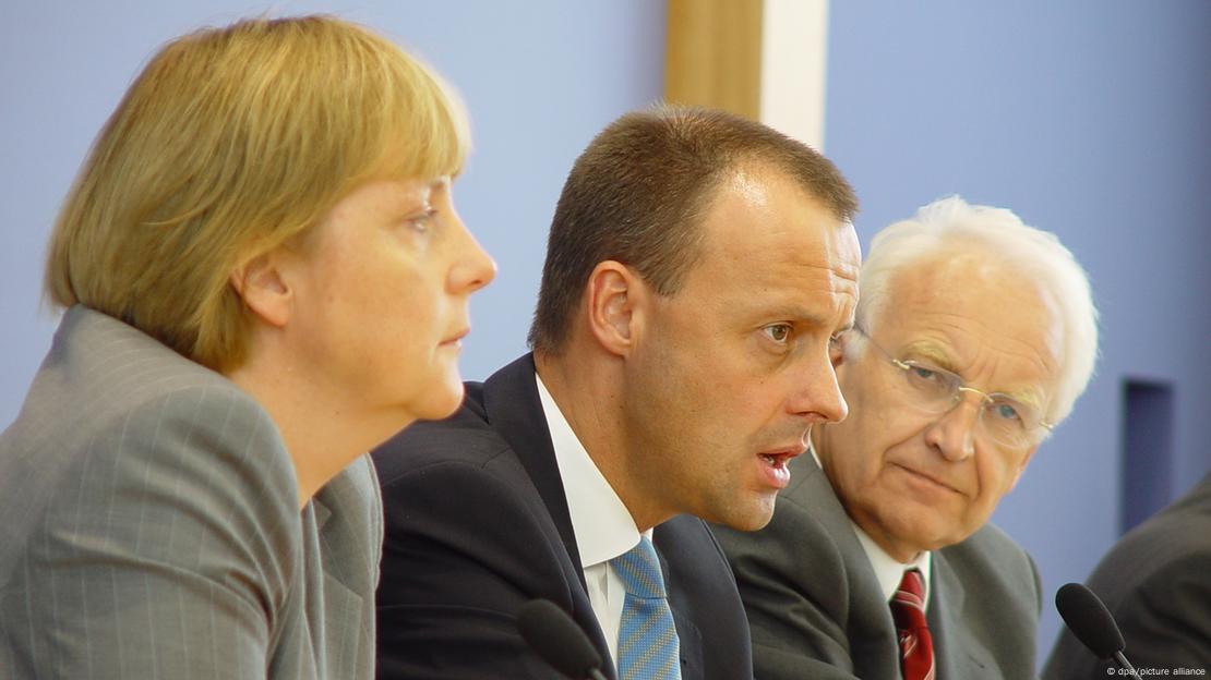 Angela Merkel, kryetare e CDU-së, Friedrich Merz, kryetar i grupit parlamentar CDU/CSU, dhe Edmund Stoiber, kryeministër i Bavarisë dhe kandidat për kancelar nga Unioni, gjatë një konference për shtyp për zgjedhjet parlamentare të vitit 2002, më 21 qershor në Berlin. Angela Merkel, kryetare e CDU-së, Friedrich Merz, kryetar i grupit parlamentar CDU/CSU, dhe Edmund Stoiber, kryeministër i Bavarisë dhe kandidat për kancelar nga Unioni, gjatë një konference për shtyp për zgjedhjet parlamentare të vitit 2002, më 21 qershor në Berlin.
