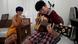 Seorang ibu asal Cina, Jiang Wenhui (kiri) merekam putranya, Rodney Feng, yang sedang bermain gitar akustik di Chiang Mai, Thailand Seorang ibu asal Cina, Jiang Wenhui (kiri) merekam putranya, Rodney Feng, yang sedang bermain gitar akustik di Chiang Mai, Thailand