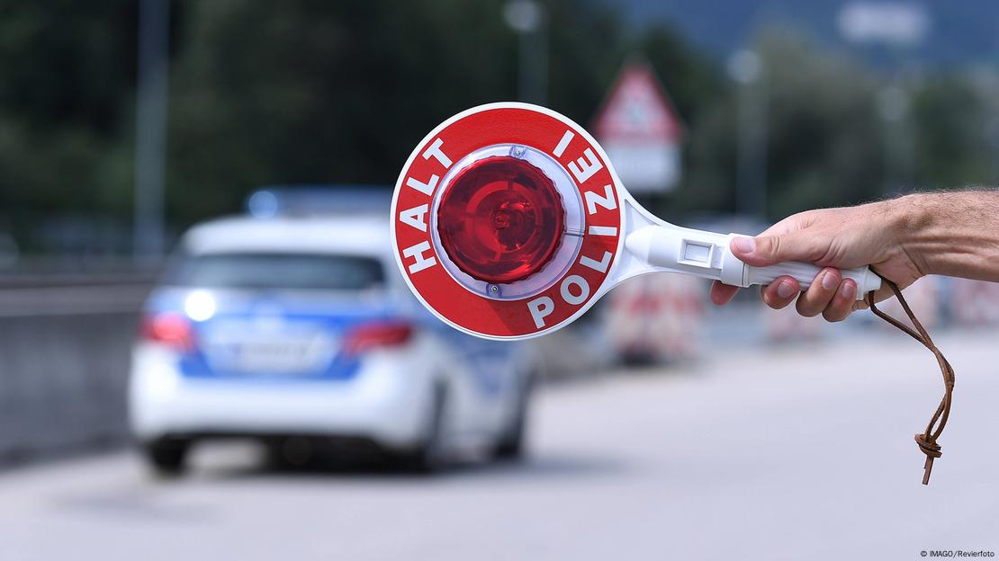 Señalización policial en controles en la frontera entre Alemania y Austria.