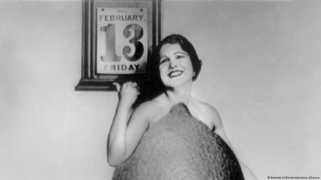 Rose Cade, "Reina de los Limones", se reía de la superstición en torno al viernes 13 en esta imagen de 1920.