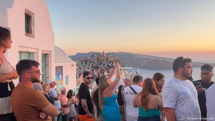 Cruzeiros têm sobrecarregado ilha de Santorini, na Grécia e prefeito pretende limitar visitação