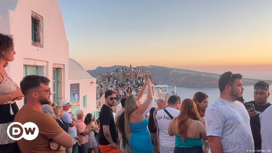 Santorini: Overtourism due to cruise ship visitors