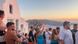 Turistas se aglomeram para acompanhar o pôr do sol na ilha grega de Santorini Turistas se aglomeram para acompanhar o pôr do sol na ilha grega de Santorini