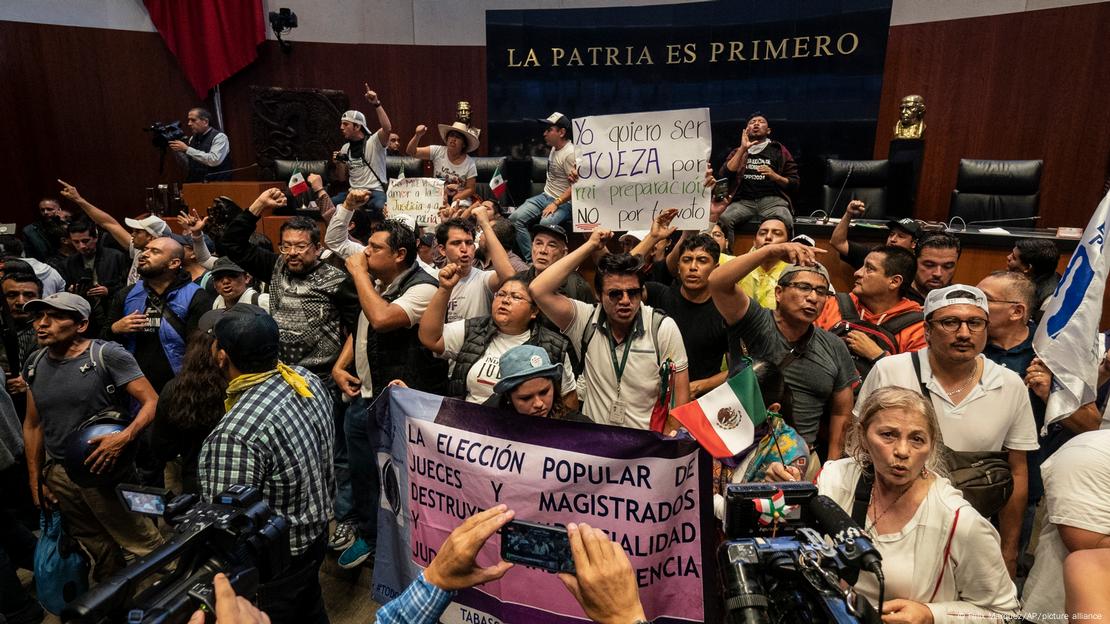 Protestas en el Senado de México contra la reforma judicial. Protestas en el Senado de México contra la reforma judicial.