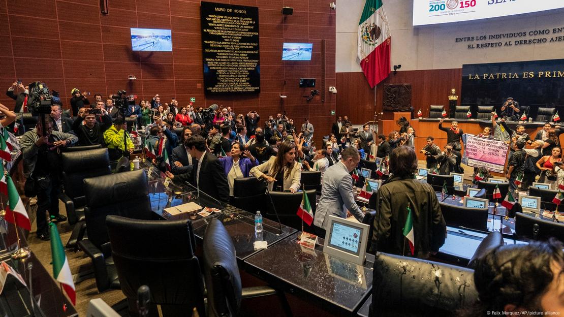El debate en el Senado mexicano, interrumpido por protestas. (10.09.2024). El debate en el Senado mexicano, interrumpido por protestas. (10.09.2024).