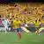 El colombiano James Rodríguez celebra la anotación de un penalti, el segundo gol de su equipo, contra Argentina durante un partido clasificatorio para la Copa Mundial 2026, jugado en el estadio Metropolitano Roberto Meléndez en Barranquilla.