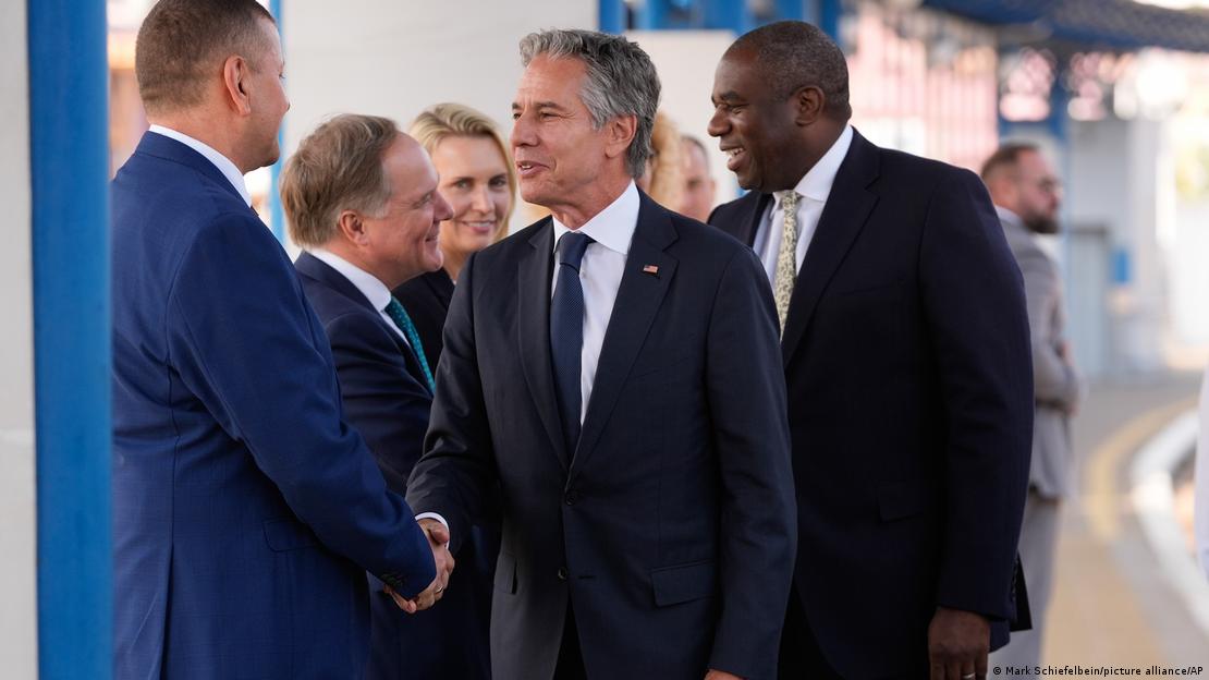 Blinken y Lammy son recibidos oficialmente en Kiev.