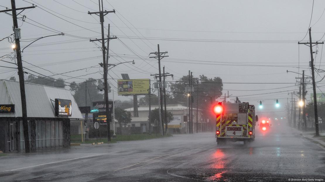 Equipos de emergencia recorren la ciudad de Houma, Luisiana, durante la llegada del huracán Francine.