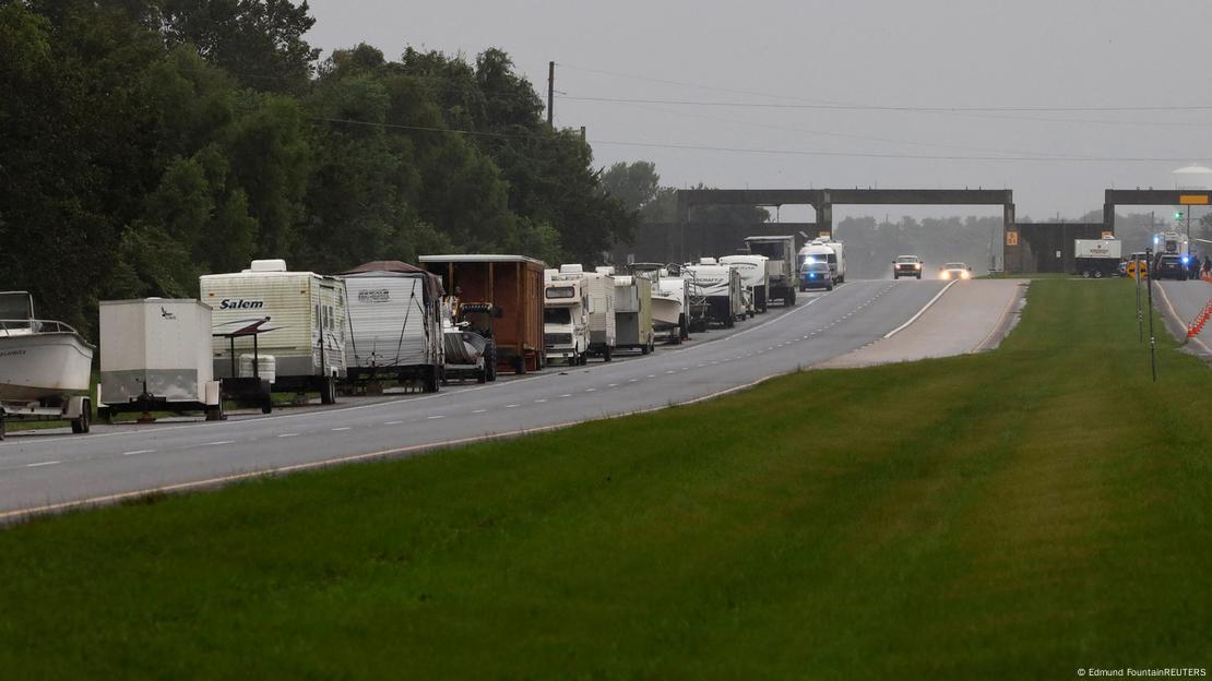 Botes y casas rodantes se alinean al costado de la carretera 46, justo dentro de la compuerta del dique, en Nueva Orleans, Luisiana. 