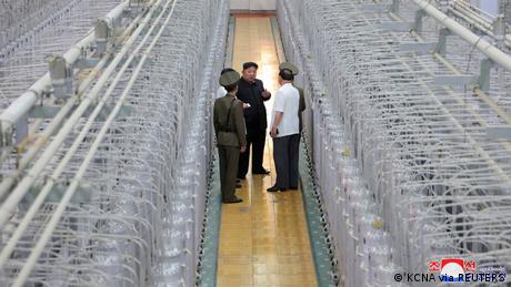 En una imagen publicada hace un año por la agencia de propaganda norcoreana KCNA, aparece el gobernante  Kim Jong-un recorriendo las instalaciones del Instituto de Armas Nucleares y la base de producción de materiales para armas en un lugar no revelado de Corea del Norte.  (Archivo 13.09.2024)
