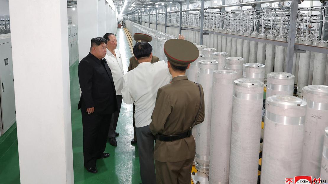 Kim Jong-un visita instalação nuclear acompanhado de cientistas e militares