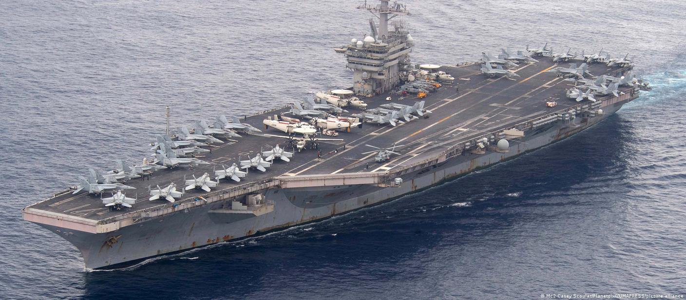 ناو هواپیمابر روزلت در اقیانوس هند در نزدیکی پایگاه نظامی آمریکا در جزیره استراتژیک دیه گو گارسیا (عکس از آرشیو)