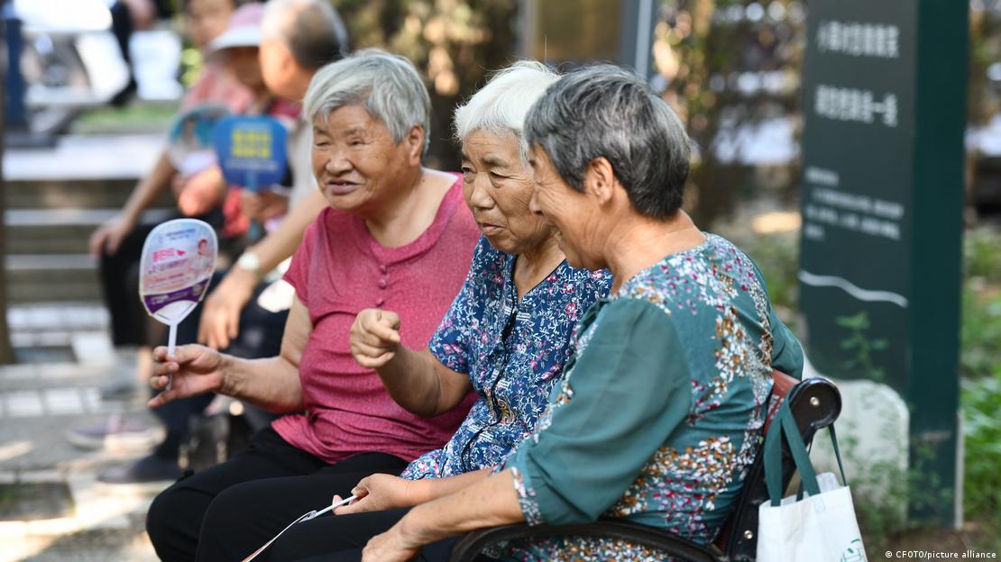 安徽阜阳市内一个公园里，一群老人正在乘凉聊天。