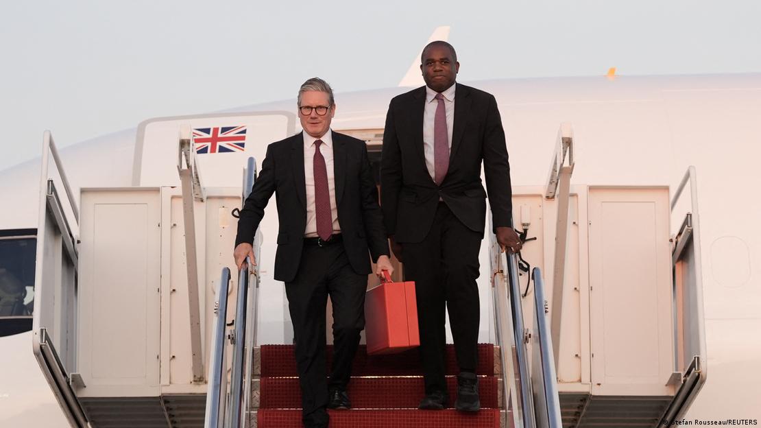 Keir Starmer e David Lammy descendo escada de avião