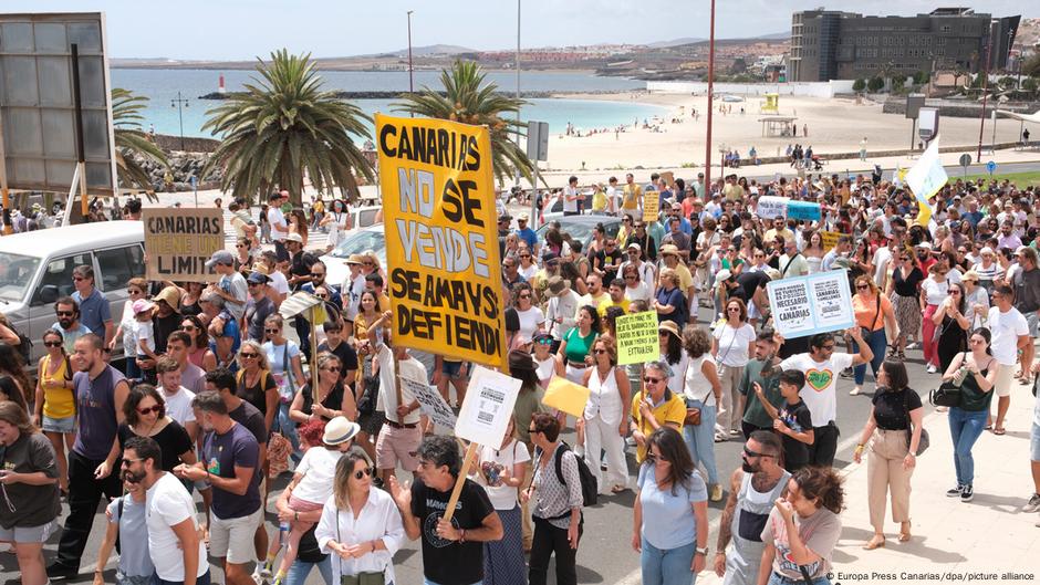 „Kanarska ostrva nisu na prodaju“: Na Fuerteventuri su ovog proleća održani protesti zbog nedostatka pristupačnog stambenog prostora