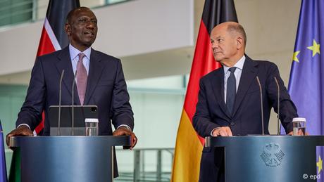 Das Bild zeigt Bundeskanzler Olaf Scholz gemeinsam mit dem Präsidenten der Republik Kenia, William Samoei Ruto, im Bundeskanzleramt in Berlin.