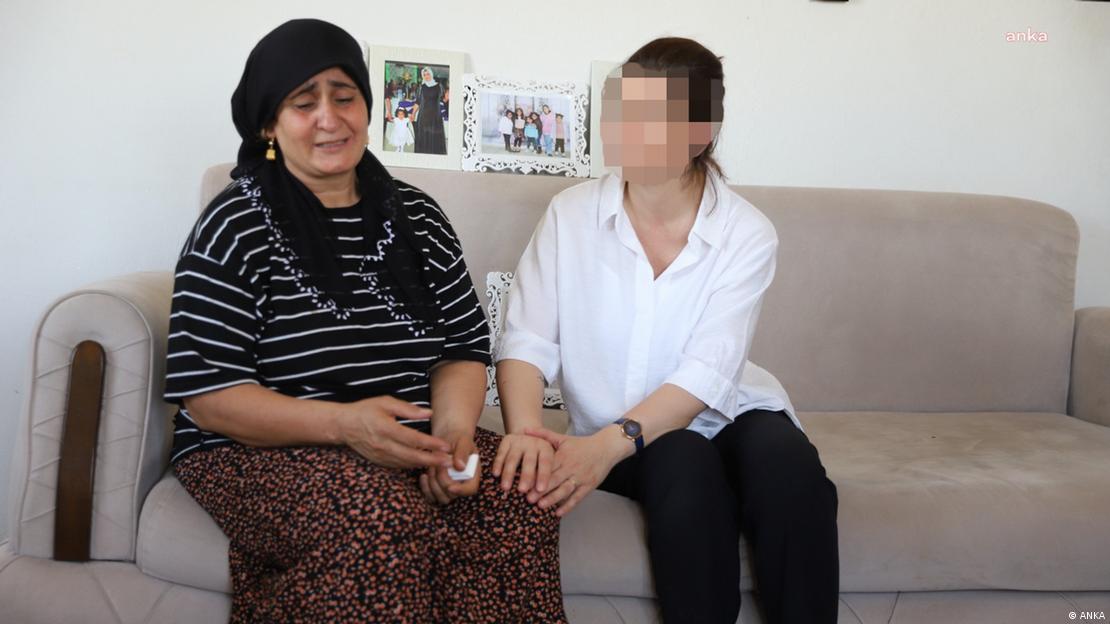 Anne Narin Güran, cezaevine girmeden önce evinde kızını aradığını anlatırken ağlıyor 