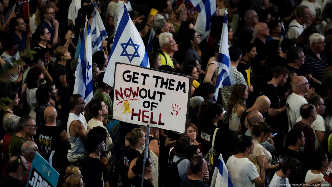 People protest against Prime Minister Benjamin Netanyahu's government and call for the release of hostages