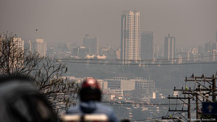 Cercada por anel de fogo, São Paulo sufoca com a poluição