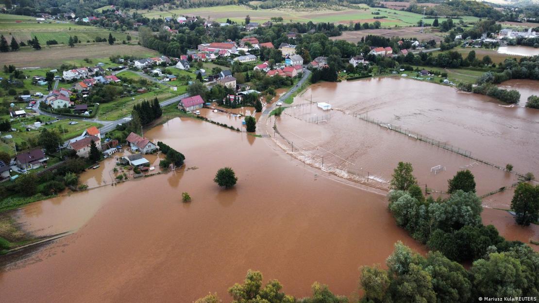 Vista aérea de região inundada em Piszkowice, na Polônia