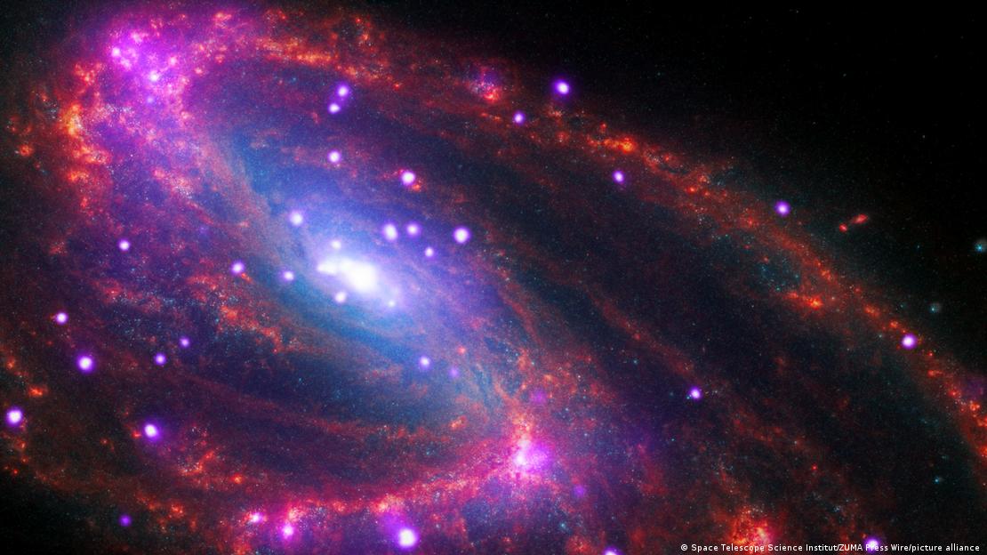 Esta es una imagen compuesta del Observatorio de rayos X Chandra de la NASA, el Telescopio Espacial Hubble y el Telescopio Espacial James Webb.