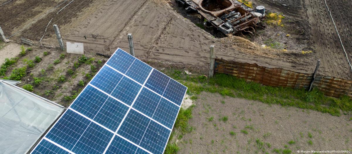 Painéis solares instalados em telhado de edifício público na Ucrânia