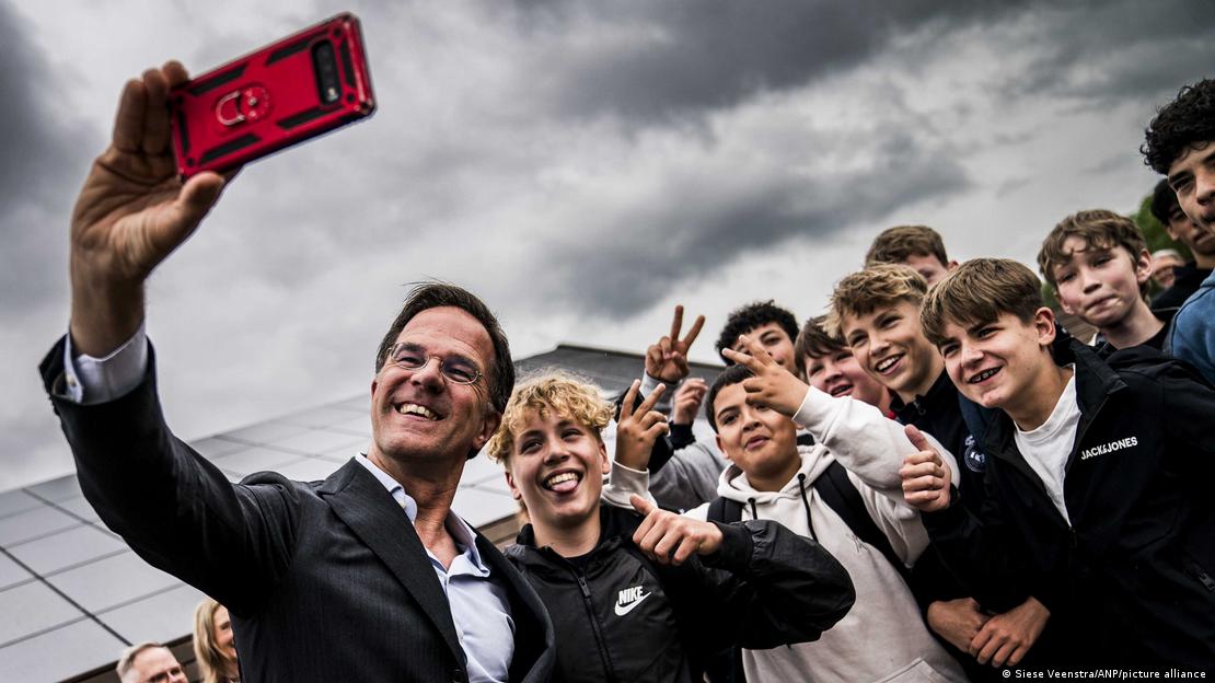 Ο Μαρκ Ρούτε βγάζει σέλφι με μαθητές σε πρόσφατη επίσκεψη στο Γκρόνινγκεν