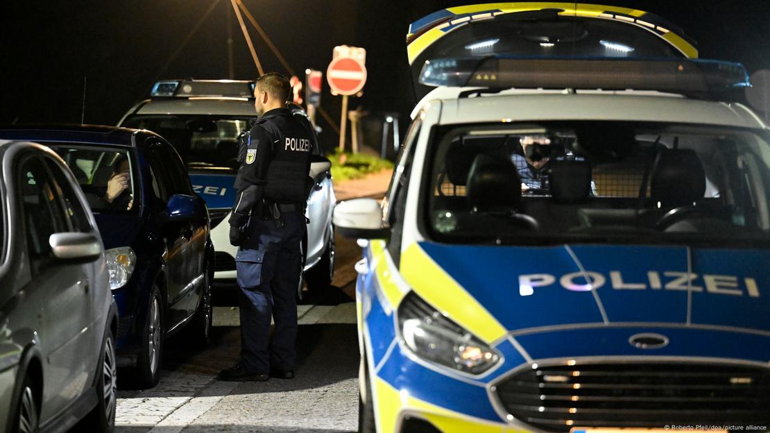 Belçika sınırında evrak kontrolü yapan bir polis memuru